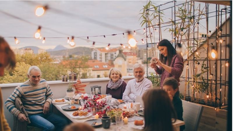 familie buiten aan eettafel