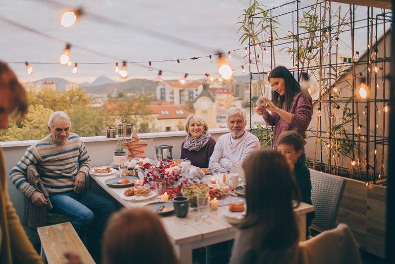 Familie aan tafel