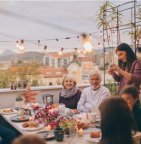 familie buiten aan eettafel