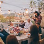 Familie aan tafel