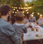 Man met kind familiediner
